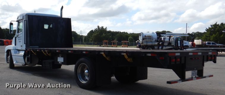 image for item DJ7301 2000 Freightliner Century Class  flatbed truck