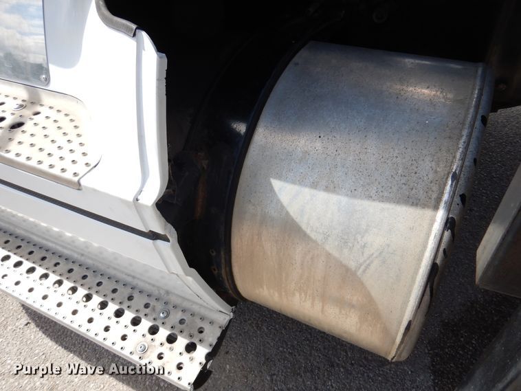 image for item DJ7301 2000 Freightliner Century Class  flatbed truck