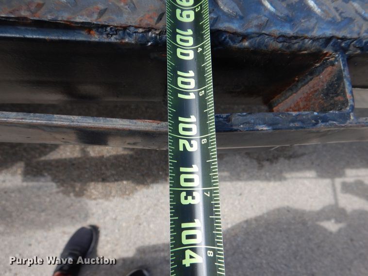 image for item DJ7301 2000 Freightliner Century Class  flatbed truck