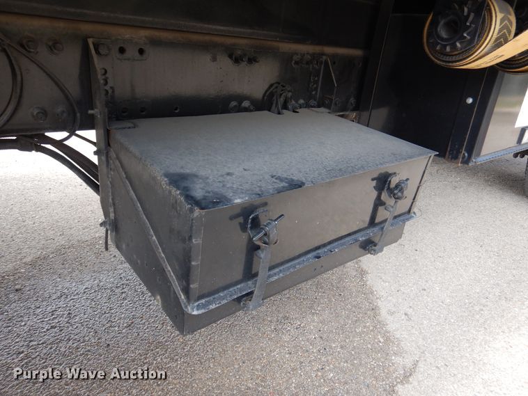 image for item DJ7301 2000 Freightliner Century Class  flatbed truck