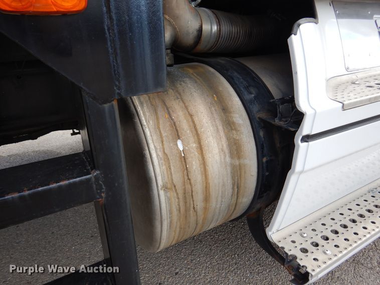 image for item DJ7301 2000 Freightliner Century Class  flatbed truck