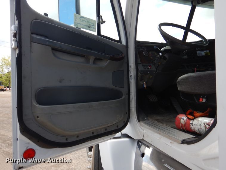 image for item DJ7301 2000 Freightliner Century Class  flatbed truck