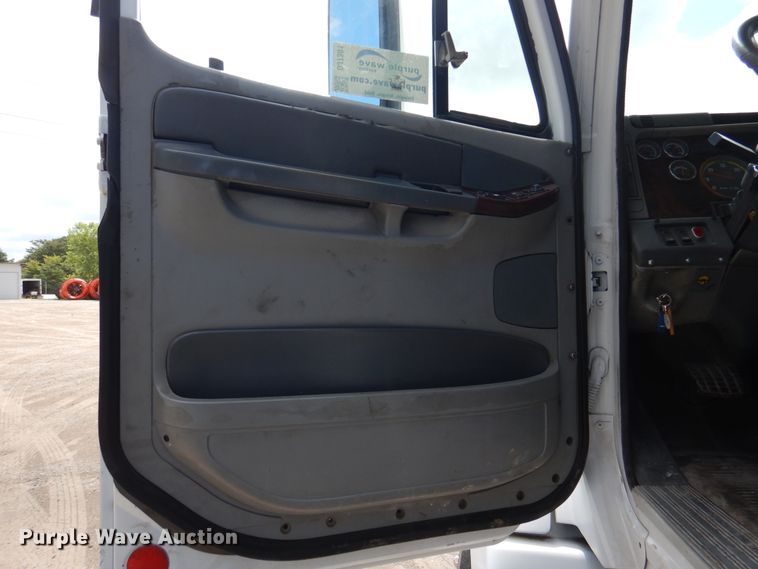 image for item DJ7301 2000 Freightliner Century Class  flatbed truck