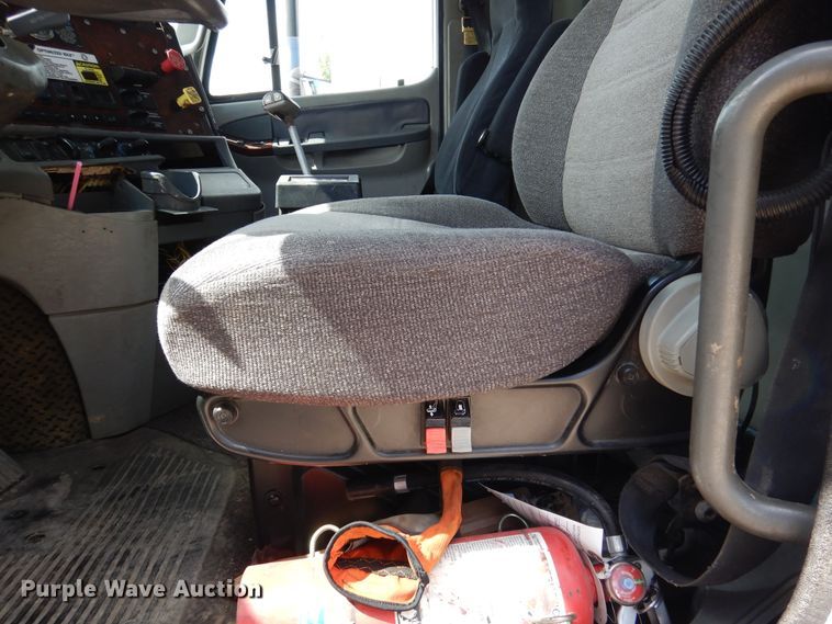 image for item DJ7301 2000 Freightliner Century Class  flatbed truck