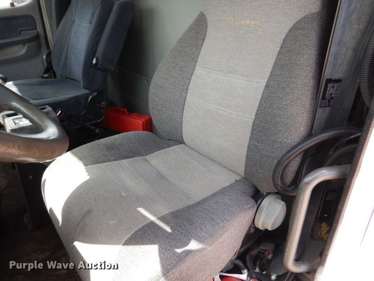 image for item DJ7301 2000 Freightliner Century Class  flatbed truck