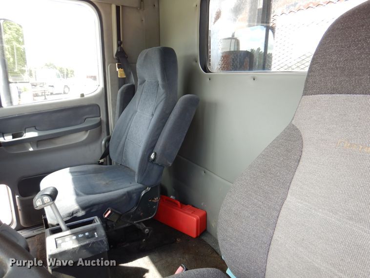 image for item DJ7301 2000 Freightliner Century Class  flatbed truck