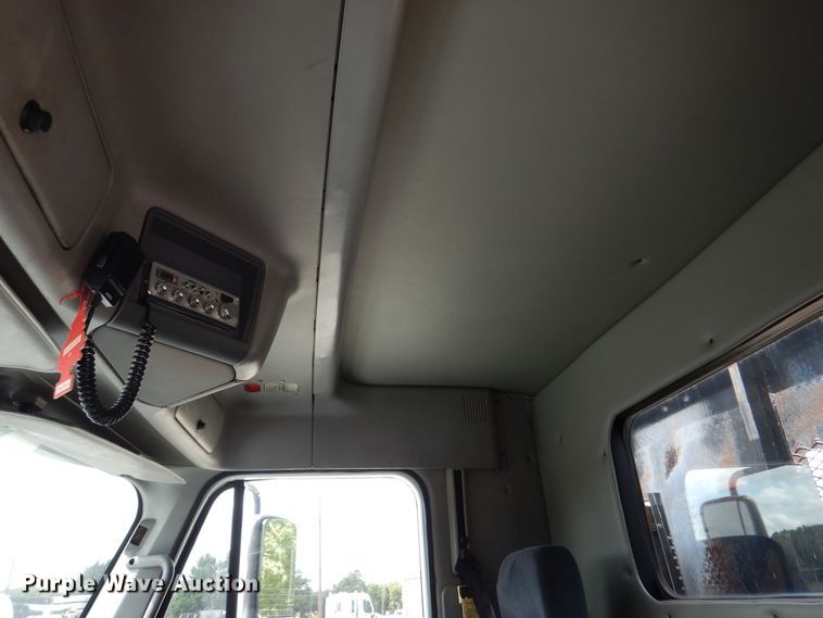 image for item DJ7301 2000 Freightliner Century Class  flatbed truck