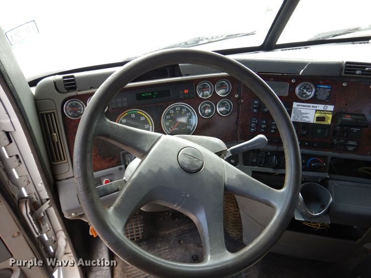 image for item DJ7301 2000 Freightliner Century Class  flatbed truck