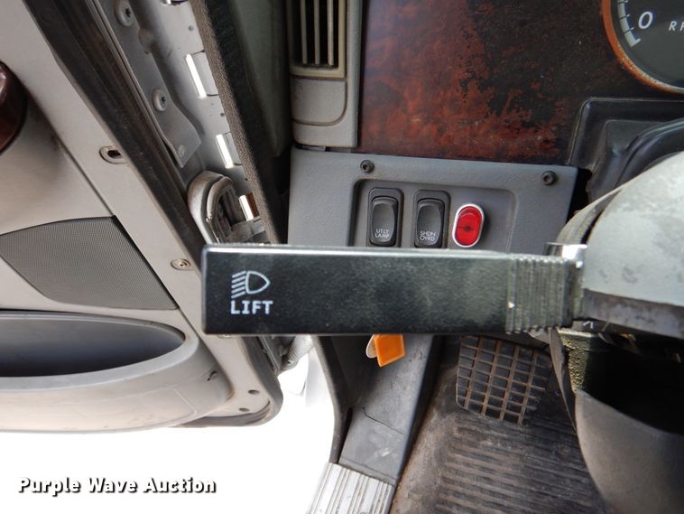 image for item DJ7301 2000 Freightliner Century Class  flatbed truck