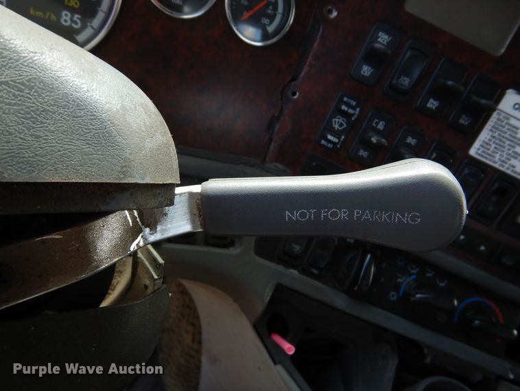 image for item DJ7301 2000 Freightliner Century Class  flatbed truck