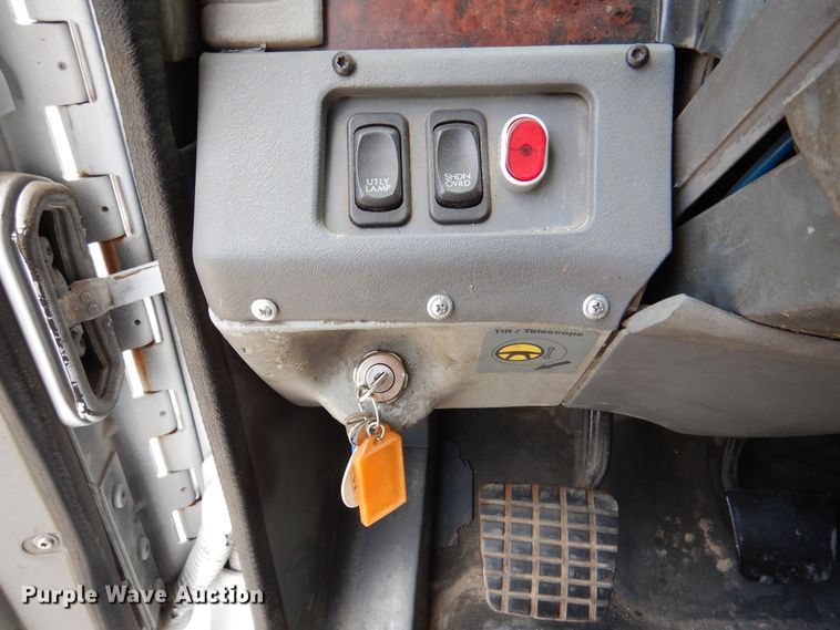 image for item DJ7301 2000 Freightliner Century Class  flatbed truck