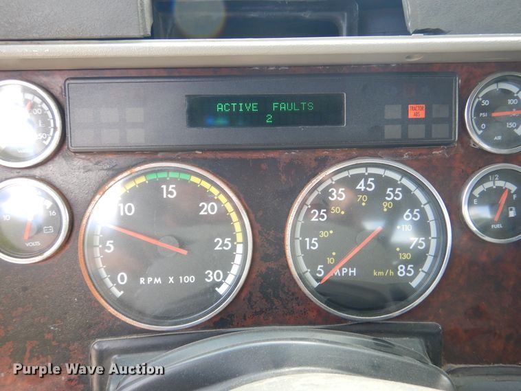 image for item DJ7301 2000 Freightliner Century Class  flatbed truck