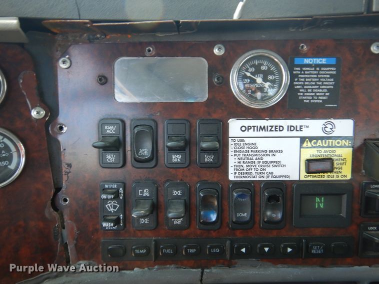 image for item DJ7301 2000 Freightliner Century Class  flatbed truck