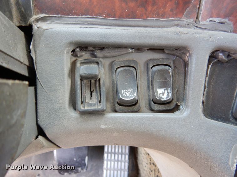 image for item DJ7301 2000 Freightliner Century Class  flatbed truck