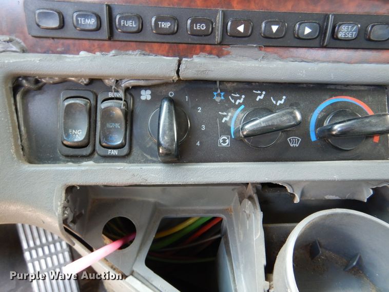 image for item DJ7301 2000 Freightliner Century Class  flatbed truck