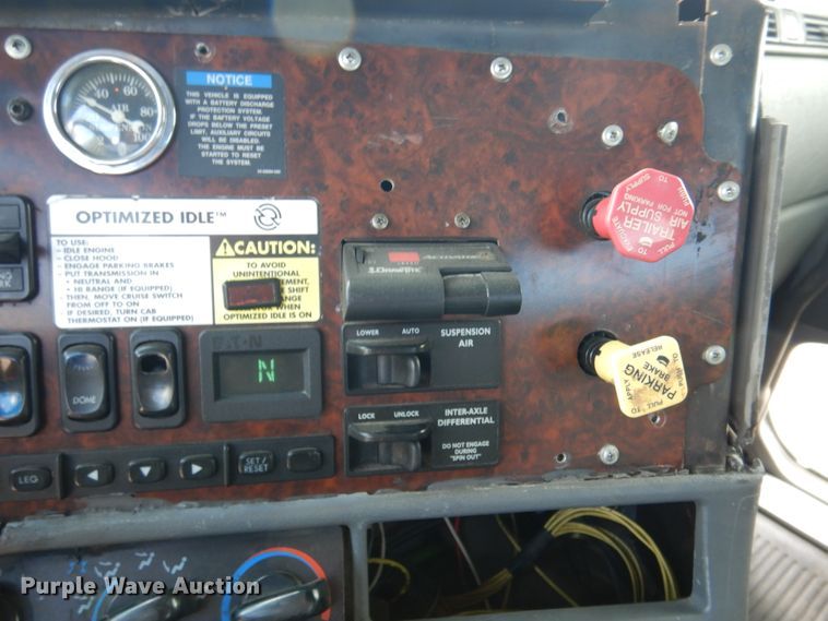 image for item DJ7301 2000 Freightliner Century Class  flatbed truck