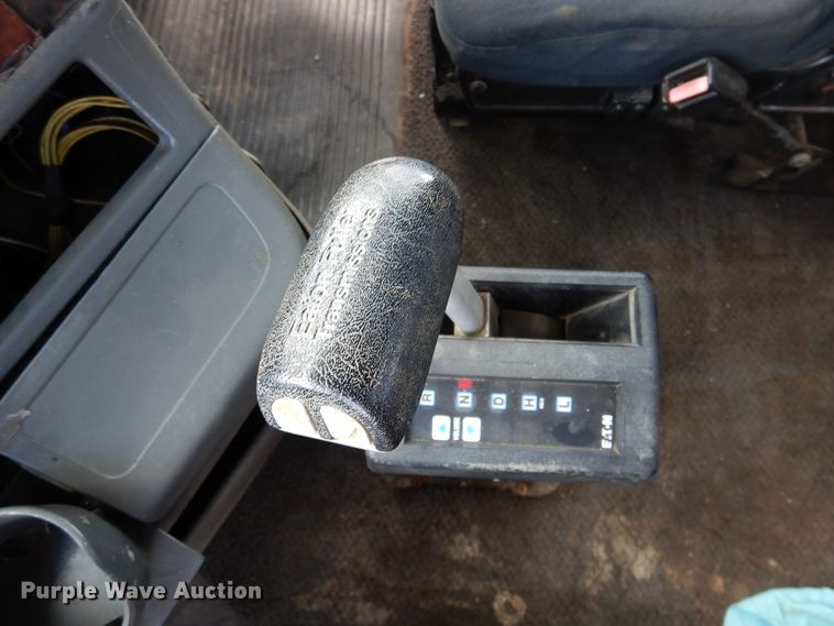 image for item DJ7301 2000 Freightliner Century Class  flatbed truck