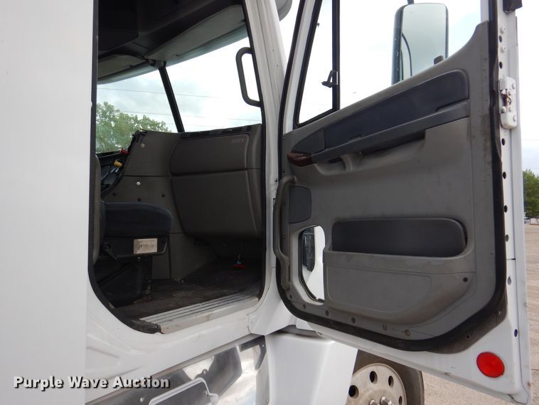 image for item DJ7301 2000 Freightliner Century Class  flatbed truck