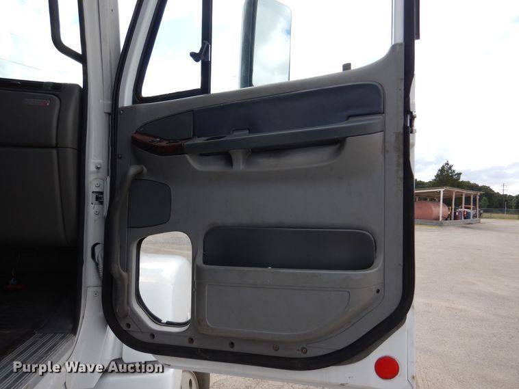 image for item DJ7301 2000 Freightliner Century Class  flatbed truck