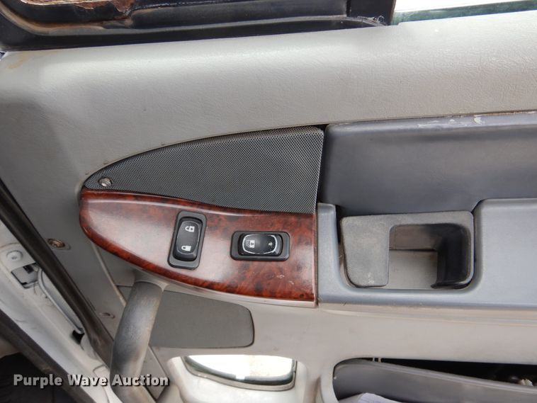 image for item DJ7301 2000 Freightliner Century Class  flatbed truck