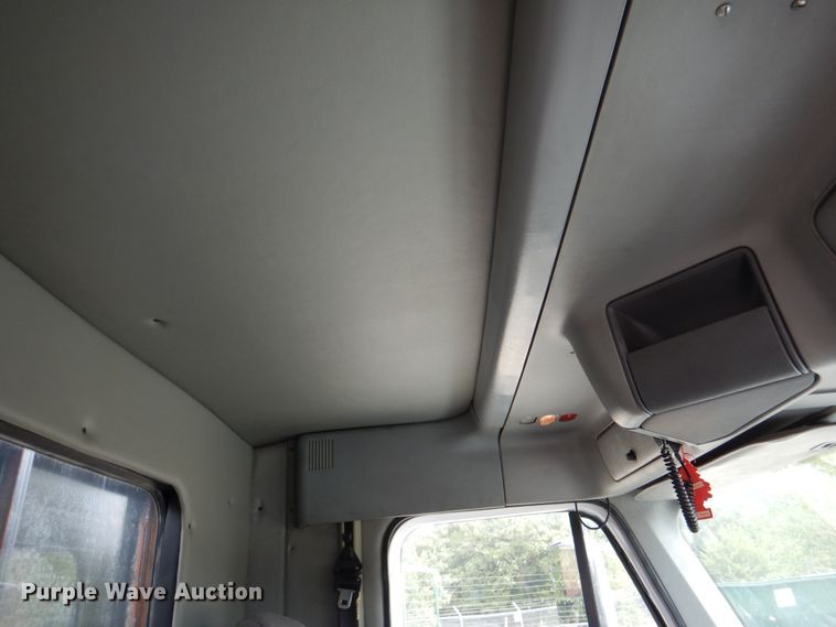 image for item DJ7301 2000 Freightliner Century Class  flatbed truck