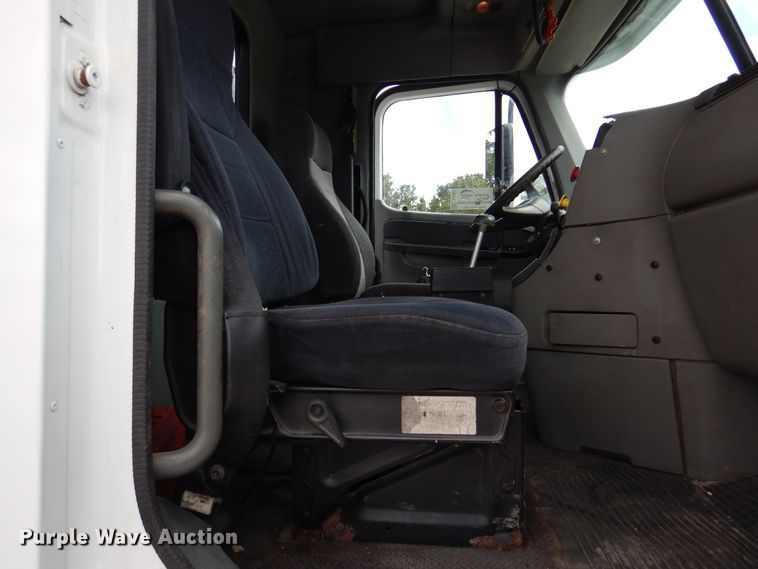 image for item DJ7301 2000 Freightliner Century Class  flatbed truck