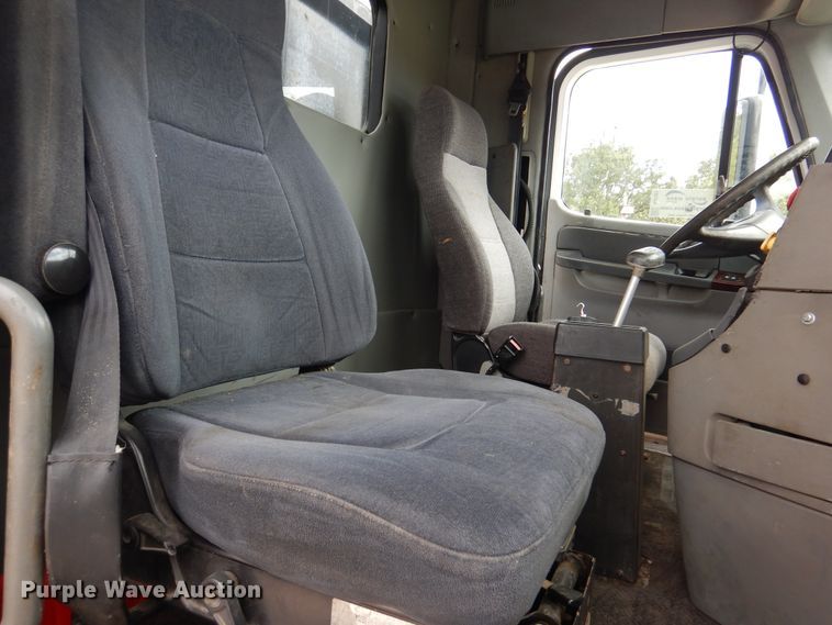 image for item DJ7301 2000 Freightliner Century Class  flatbed truck