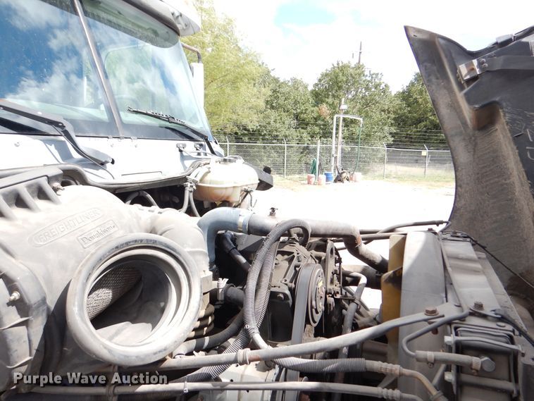 image for item DJ7301 2000 Freightliner Century Class  flatbed truck