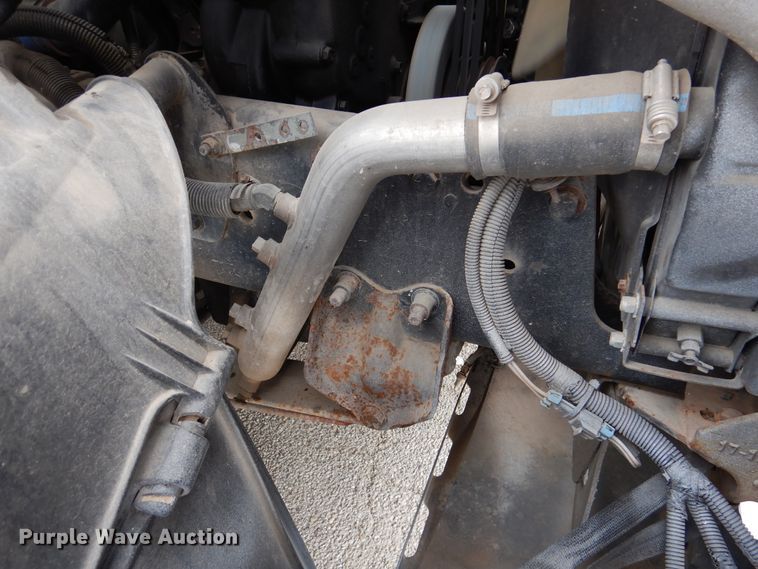 image for item DJ7301 2000 Freightliner Century Class  flatbed truck