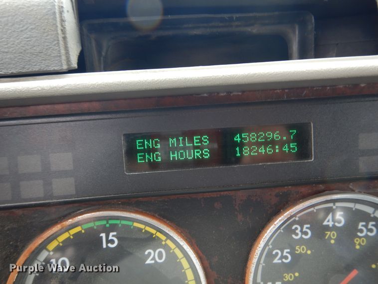 image for item DJ7301 2000 Freightliner Century Class  flatbed truck