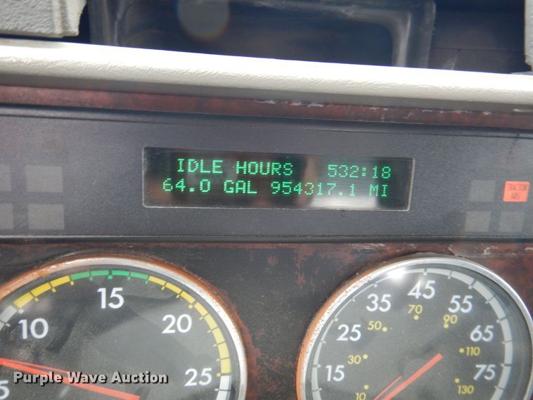 image for item DJ7301 2000 Freightliner Century Class  flatbed truck