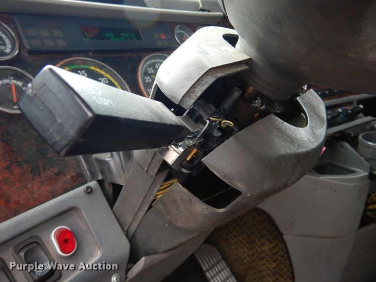 image for item DJ7301 2000 Freightliner Century Class  flatbed truck