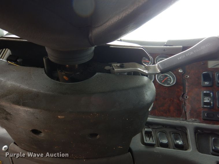 image for item DJ7301 2000 Freightliner Century Class  flatbed truck