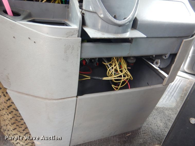 image for item DJ7301 2000 Freightliner Century Class  flatbed truck