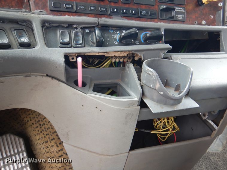 image for item DJ7301 2000 Freightliner Century Class  flatbed truck