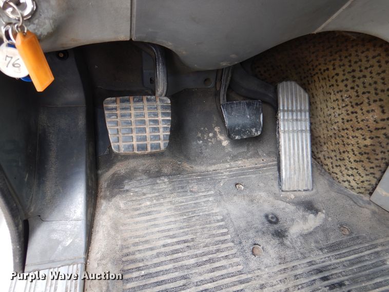 image for item DJ7301 2000 Freightliner Century Class  flatbed truck