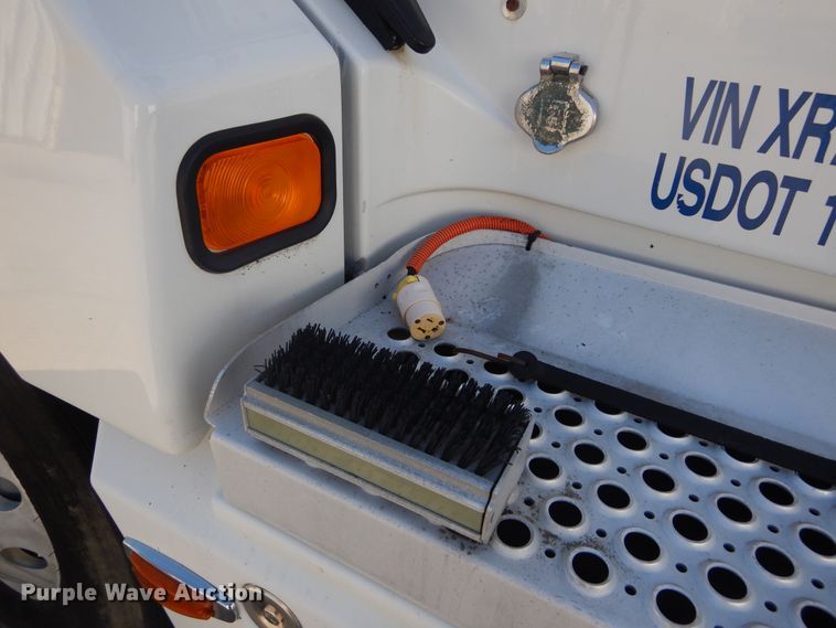 image for item DL6331 1999 Kenworth T600  semi truck