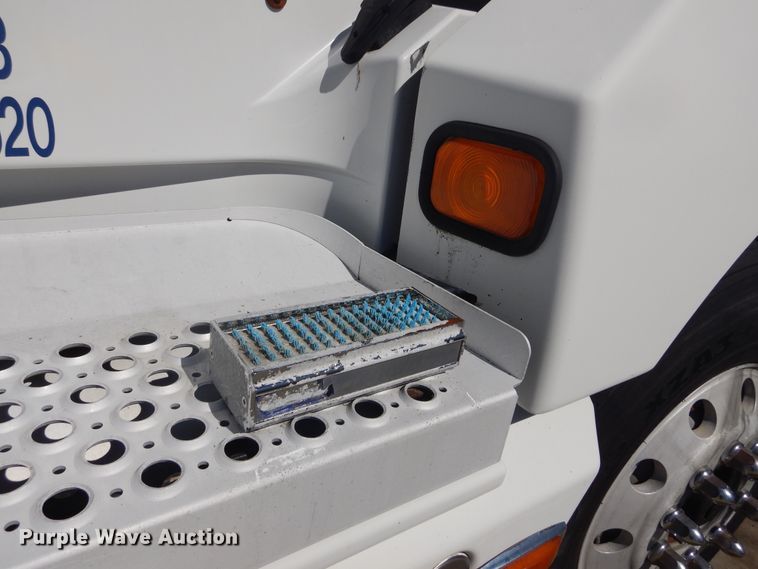 image for item DL6331 1999 Kenworth T600  semi truck