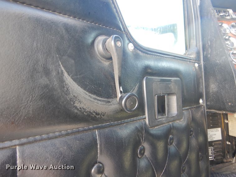 image for item DL6331 1999 Kenworth T600  semi truck