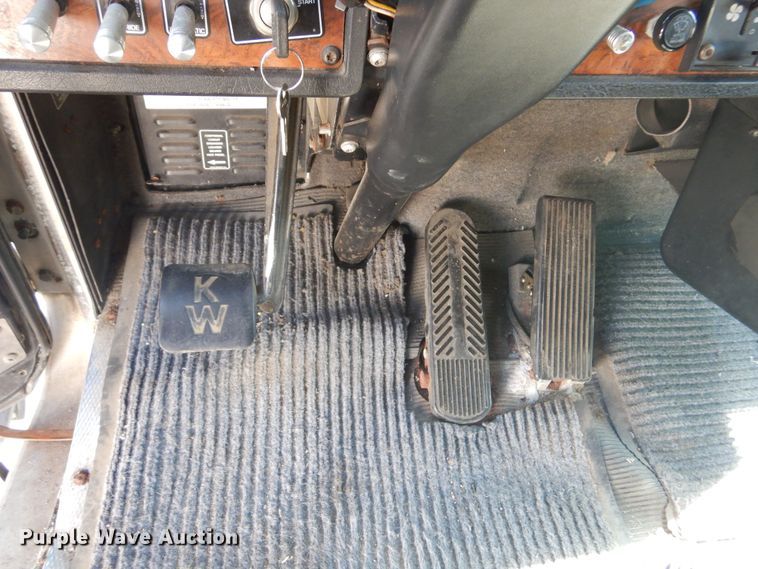 image for item DL6331 1999 Kenworth T600  semi truck