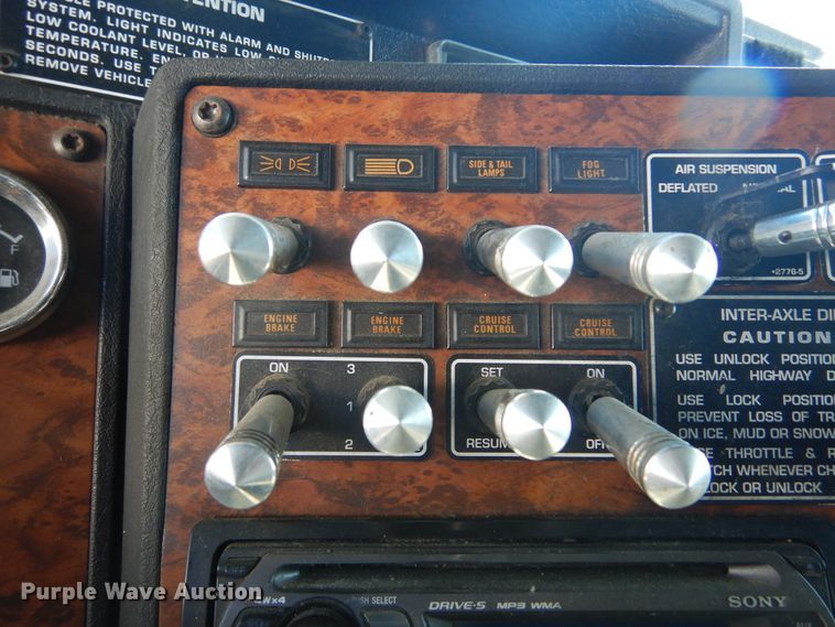 image for item DL6331 1999 Kenworth T600  semi truck