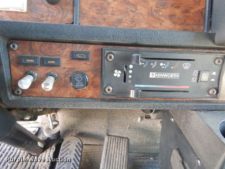 image for item DL6331 1999 Kenworth T600  semi truck