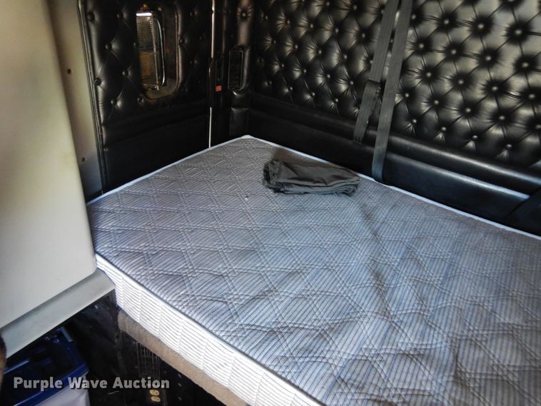 image for item DL6331 1999 Kenworth T600  semi truck