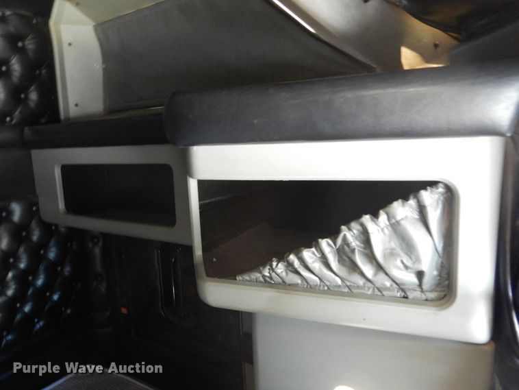 image for item DL6331 1999 Kenworth T600  semi truck