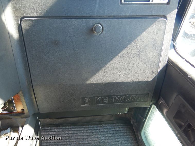 image for item DL6331 1999 Kenworth T600  semi truck