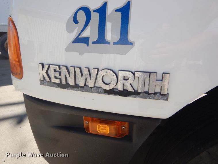 image for item DL6331 1999 Kenworth T600  semi truck