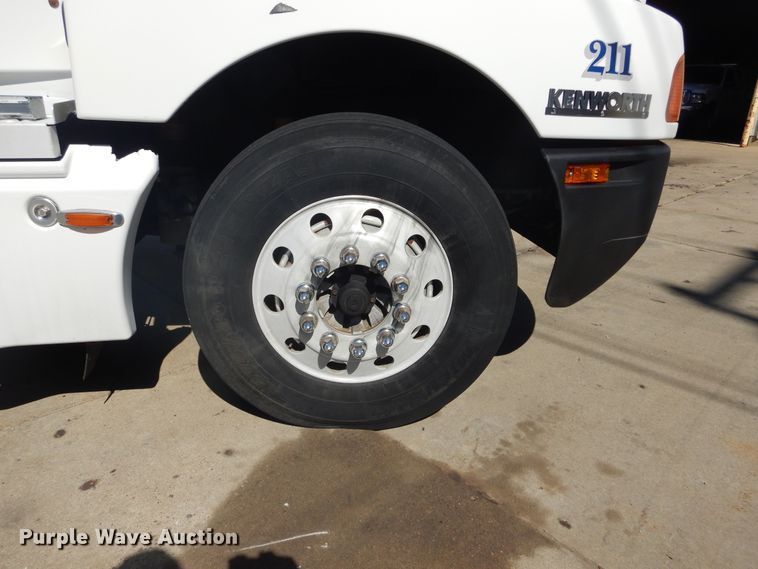 image for item DL6331 1999 Kenworth T600  semi truck