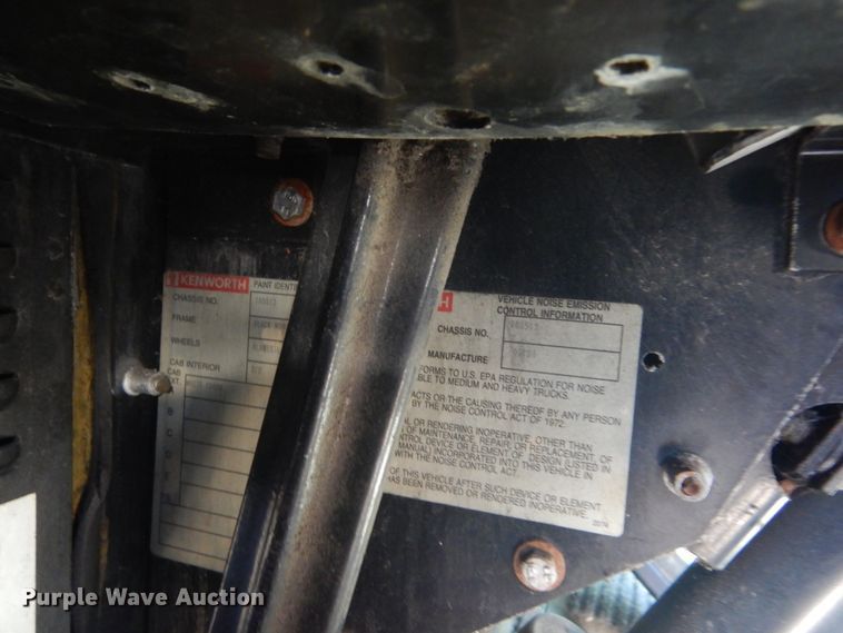 image for item DL6331 1999 Kenworth T600  semi truck