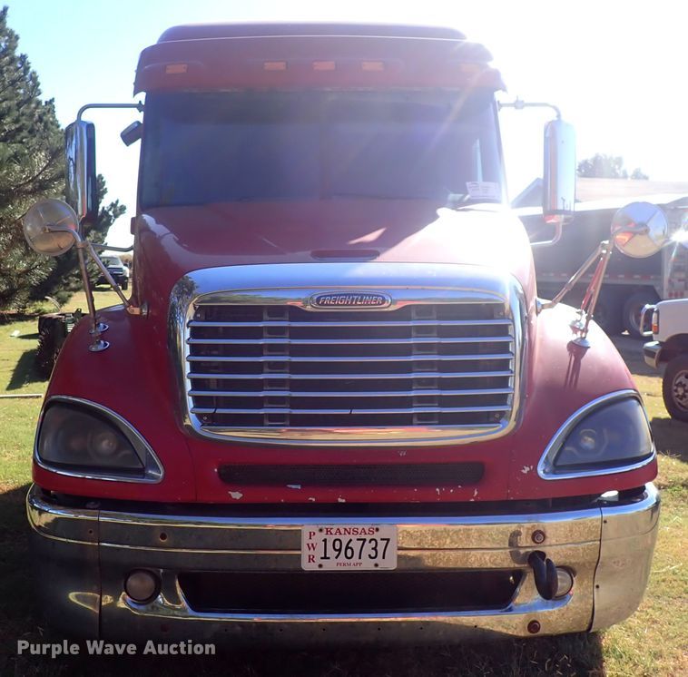 image for item DL7644 2010 Freightliner Columbia  semi truck