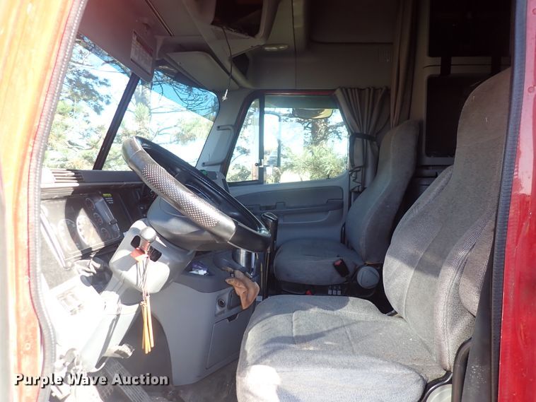 image for item DL7644 2010 Freightliner Columbia  semi truck